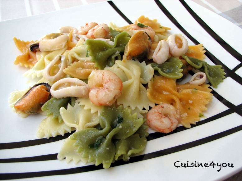 Plato de pajaritas con gambas, calamares y mejillones al ajillo