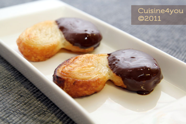 Palmeritas de hojaldre bañadas parcialmente en chocolate
