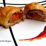 Rollitos hojaldrados de cerdo y verduras con salsa de pimiento