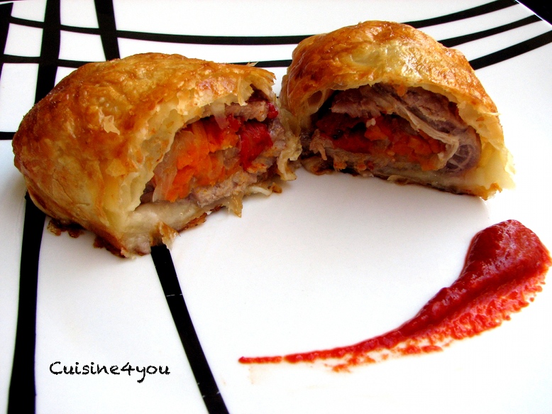 Rollitos hojaldrados de cerdo y verduras con salsa de pimiento