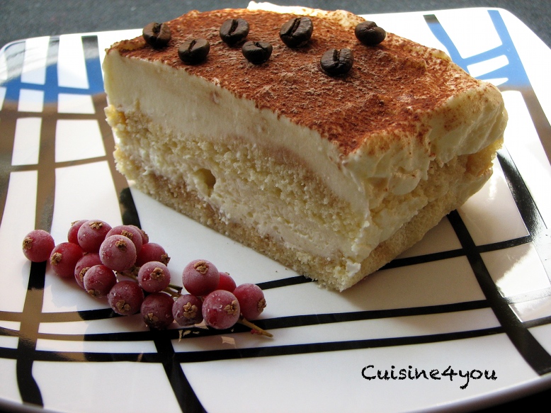 Porción de tiramisú sin huevo crudo con capas de bizcocho y mascarpone