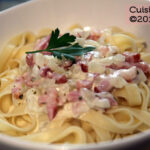 Tagliatelle con salsa carbonara cremosa sin huevo y bacon