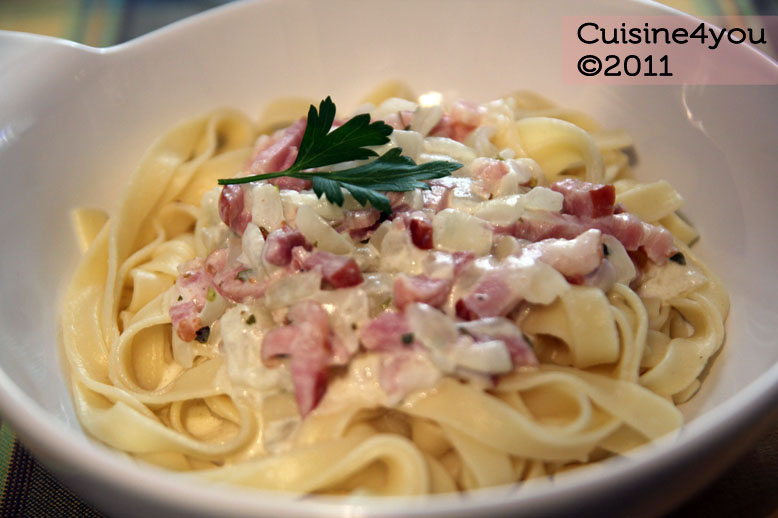 Tagliatelle con salsa carbonara cremosa sin huevo y bacon